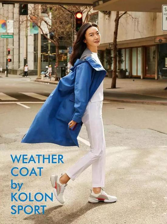 KOLON SPORT的WEATHER COAT（女士长款夹克），禁受了科技风阻面料，防风御寒；因循军旅风的规画，加之工装3D剪裁，神圣利落，适用于商务、自在多类型场景。